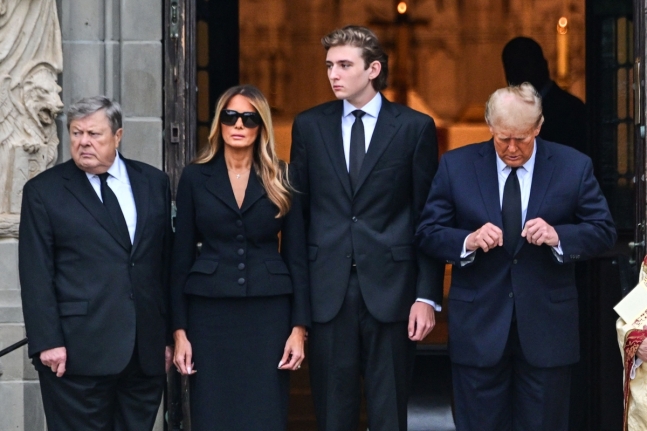트럼프 전 대통령 부부와 막내아들 배런(오른쪽에서 두 번째)
[AFP=연합뉴스. 자료사진]