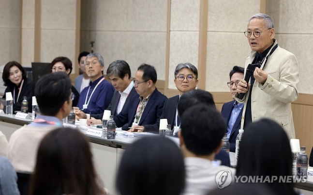 Minister Yoo In-chon visits the Korea Culture and Arts Committee in Naju (Seoul = Yonhap News) Minister of Culture, Sports and Tourism Yoo In-chon visits the Korea Culture and Arts Committee in Naju, Jeollanam-do on the 10th and holds a meeting with staff. 2024.5.10 [Provided by the Ministry of Culture, Sports and Tourism. resale and