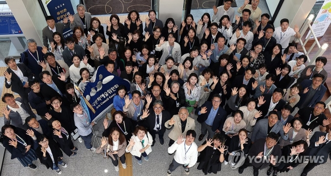 Minister Yoo In-chon visits the Korea Culture and Arts Committee in Naju (Seoul = Yonhap News) Minister of Culture, Sports and Tourism Yoo In-chon visits the Korea Culture and Arts Committee in Naju, Jeollanam-do on the 10th and takes a commemorative photo after a meeting with staff. 2024.5.10 [Ministry of Culture, Sports and Tourism