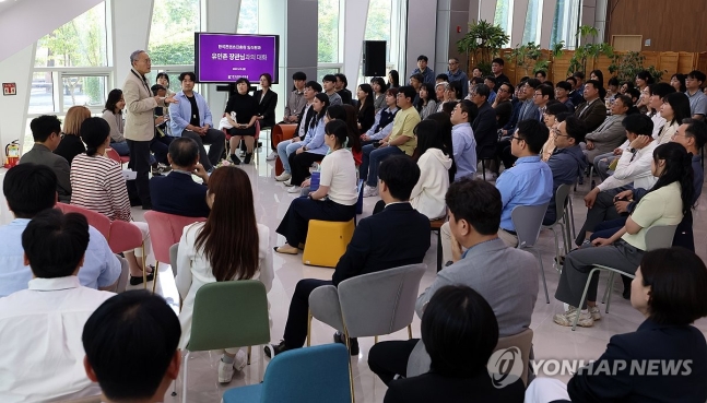 Minister Yoo In-chon holding a meeting with employees of the Korea Creative Content Agency (Seoul = Yonhap News) Minister of Culture, Sports and Tourism Yoo In-chon visits the Korea Creative Content Agency in Naju-si, Jeollanam-do on the 10th and has a meeting with employees. 2024.5.10 [Provided by the Ministry of Culture, Sports and Tourism. trial