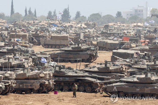 가자국경 집결한 이스라엘군 탱크
(가자국경 EPA=연합뉴스) 9일(현지시간) 이스라엘 남부 가자지구 분리장벽 인근에 이스라엘군 탱크와 장갑차들이 집결해 있다. 이날 이스라엘군은 하마스의 최후 보루로 여겨지는 가자지구