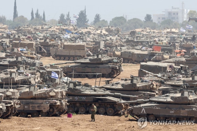 Israeli tanks gathered at the Gaza border
(Gaza Border, EPA=Yonhap News) On the 9th (local time), Israeli tanks and armored vehicles gathered near the Gaza Barrier in southern Israel. The Israeli military announced that 150,000 civilians evacuated from Rafah, the southernmost city considered the final stronghold of Hamas, on that day. 2024.05.10 passion@yna.co.kr