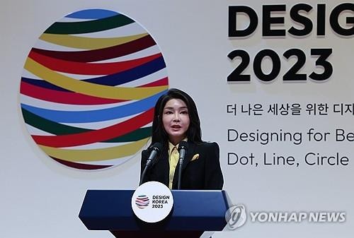 <b>경찰</b>, '김여사 명품 <b>쇼핑</b>' 게시글 <b>작성자</b> 추적