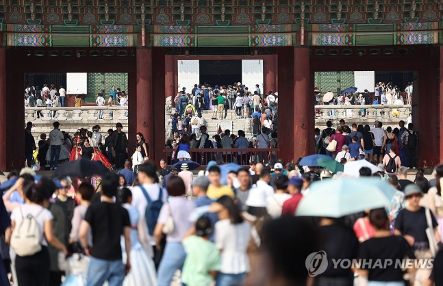 Visitors at Gyeongbokgung Palace 
[Photo by Yonhap News]