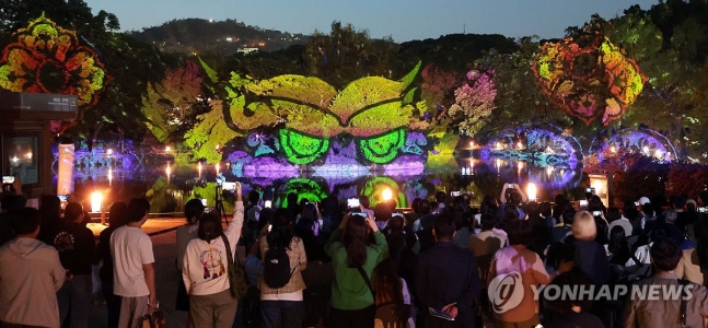 Water Light Performance at Changgyeonggung Palace
(Seoul=Yonhap News) By Kim Incheol = Citizens enjoying the 'Changgyeonggung Palace Moonlight Flower Show,' a media art experience-oriented night viewing program, at the Changgyeonggung Dachundangji in Jongno-gu, Seoul on the 3rd. May 3, 2024 yatoya@yna.co.kr