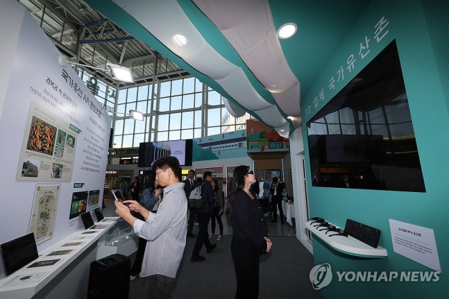 Understanding the National Heritage System Conversion
(Seoul=Yonhap News) By Lim Hwayoung = Citizens enjoying experiences at the National Heritage Digital Promotion Hall set up at the entrance of Seoul Station Airport Railroad Station on the 10th.
    In the promotion hall operating until the 19th to announce the conversion of the national heritage system, visitors can experience virtual reality (VR) and augmented reality (AR) experiences featuring top Korean landmarks such as Gyeongbokgung Palace and the national treasure Gyeongju Cheomseongdae. May 10, 2024 hwayoung7@yna.co.kr