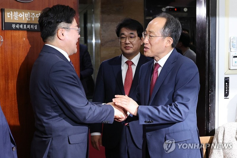<b>박찬대</b> "25만원·특검 협조를"…<b>추경호</b> "갑자기 들어오면…"