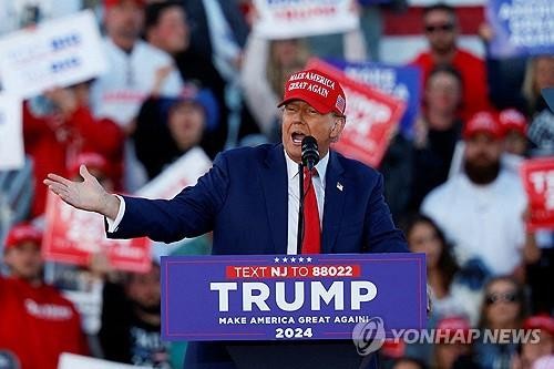 <b>트럼프</b>, <b>주한미군</b>수 또 잘못 언급하며 "韓, 방위비 낼 수 있다"