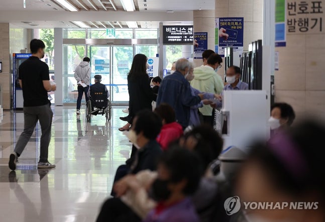 '북적이는 대학병원'
(대구=연합뉴스) 박세진 기자 = 일부 의과대학 교수들이 휴진을 선언한 3일 대구 한 대학병원이 환자들로 붐비고 있다. 2024.5.3 psjpsj@yna.co.kr