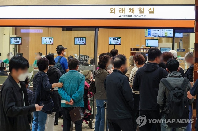 'Crowded Large Hospital
(Seoul=Yonhap News) Reporter Seo Daeyeon = A large hospital in downtown Seoul was crowded with patients, visitors, and medical staff on the morning of the 13th as the government and the medical industry continue to clash over the basis data for increasing medical school admissions. 2024.5.13 dwise@yna.co.kr