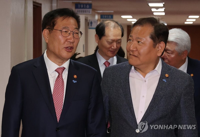 <b>국무회의</b> 입장하는 이상민, <b>박성재</b> 장관