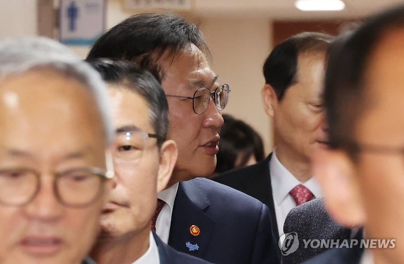 <b>국무회의</b> 입장하는 <b>박성재</b> 법무부 장관