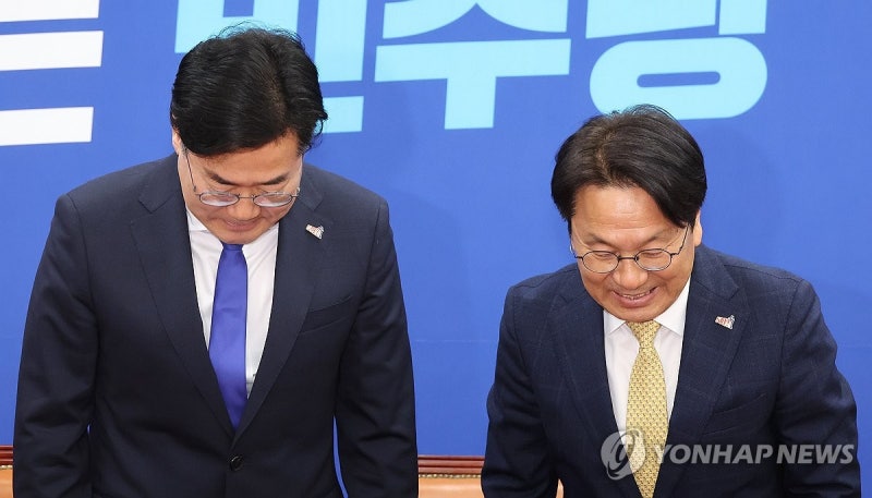 인사하는 박찬대 <b>원내대표</b>와 <b>강기정 광주시장</b>