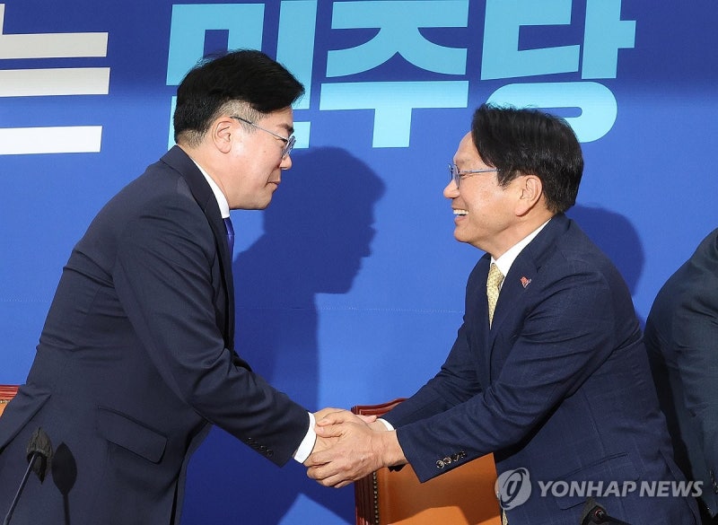 <b>강기정 광주시장</b> 맞이하는 박찬대 <b>원내대표</b>
