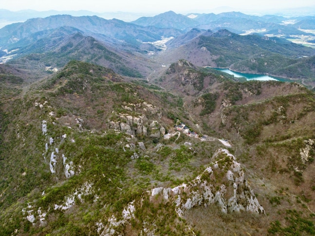 천마봉에서 내려다본 도솔산[사진/백승렬 기자]