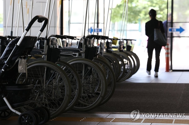 계속되는 의정갈등
12일 오전 서울 한 대형병원 인근에 휠체어가 놓여 있다. [연합뉴스 자료사진]