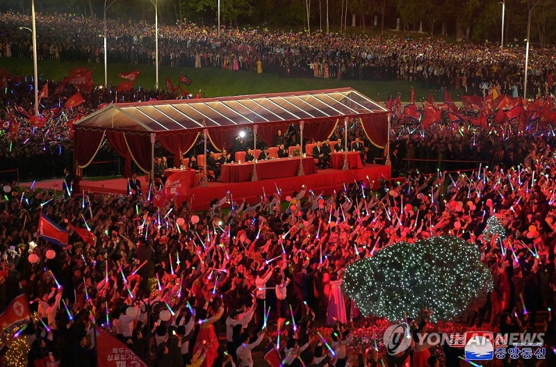 <b>김정은</b>, 평양 <b>전위거리 준공식</b> 참석…딸 주애 두달만에 재등장