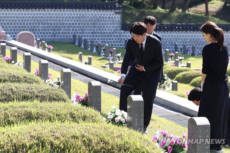 <b>이준석</b>, 5·18묘지에 영남 국화 <b>헌화</b>…7시간30분 전묘역 참배(종합)