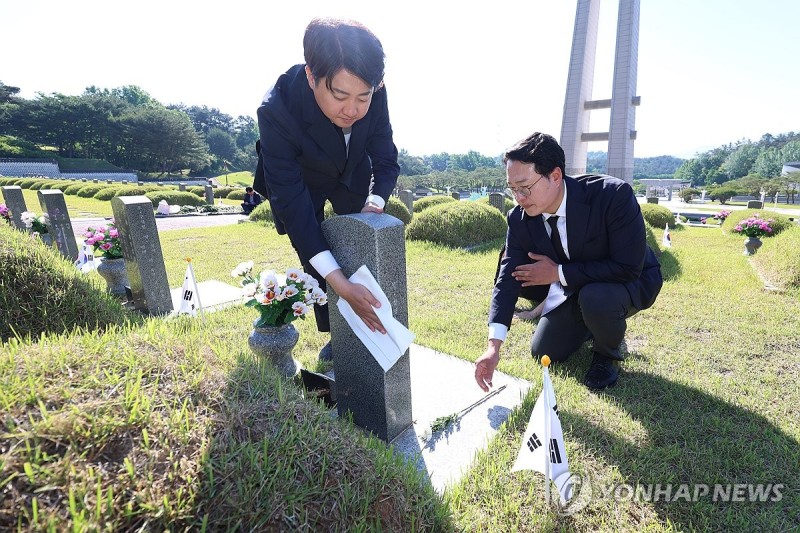 5·<b>18</b> <b>묘지</b> 닦는 <b>이준석</b>