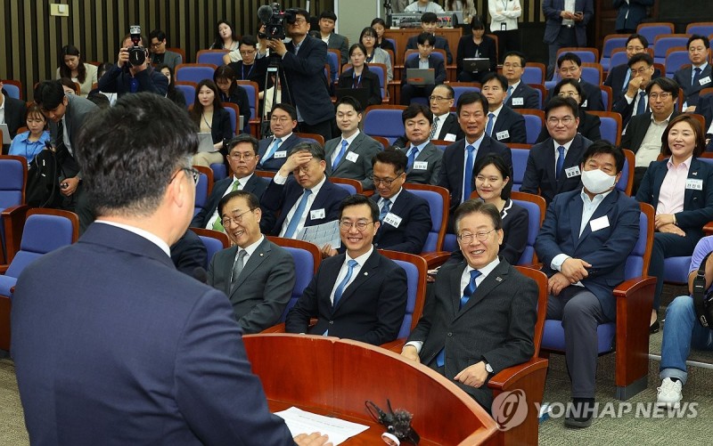 발언하는 <b>박찬대</b> 원내대표