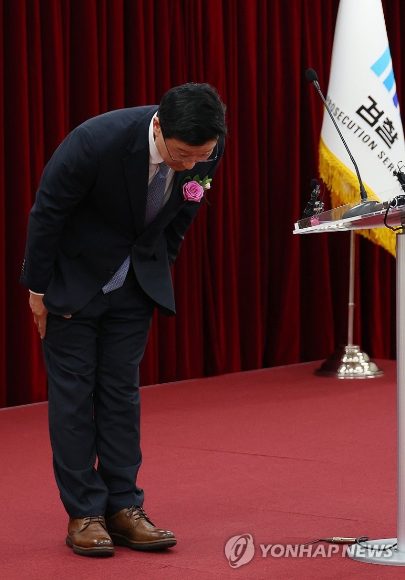 인사하는 <b>송경호 부산고검장</b>