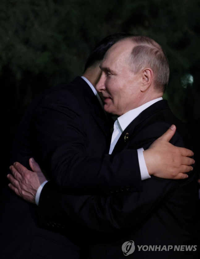 시진핑 중국 국가주석과 포옹하는 블라디미르 푸틴 러시아 대통령
[로이터 연합뉴스 자료사진 재판매 및 DB 금지]