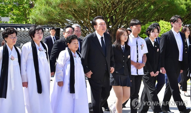 President Yoon Suk-yeol entering the 5.18 memorial site
(Gwangju=Yonhap News) Reporter Cheon Jeong-in = President Yoon Suk-yeol is attending the 44th anniversary 5.18 commemoration ceremony held at the National 5.18 Memorial Site in Unjeong-dong, Buk-gu, Gwangju on the morning of the 18th.
     President Yoon