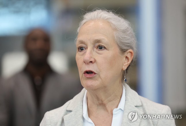 Linda Specht, Senior Advisor to the US Department of State, speaking in front of reporters
(Incheon=Yonhap News) Reporter Park Dong-joo = Incheon International Airport Terminal 2 before the 12th ROK-US Special Defense Cost Sharing Agreement (SMA) 2nd meeting on the 18th....
