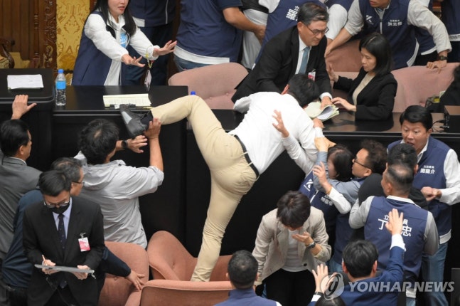 Intense political battle between ruling and opposition parties at the Taiwan Legislature on the 17th
[AFP=Yonhap News]