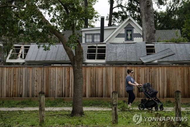 17일(현지시간) 미 휴스턴에서 폭풍으로 지붕이 파손된 집
[Yi-Chin Lee/Houston Chronicle/AP=연합뉴스. 재판매 및 DB 금지]