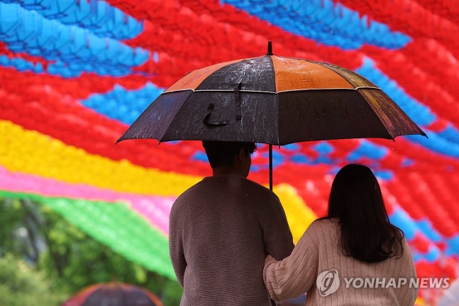 우산 쓰고 봉은사로
[연합뉴스 자료사진]