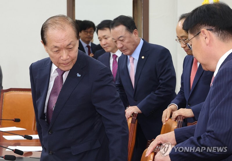 착석하는 <b>황우여 비대위원장</b>