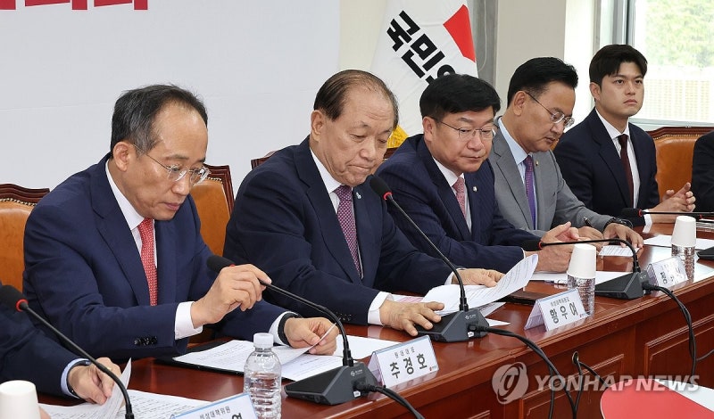 발언 마친 <b>황우여 비대위원장</b>