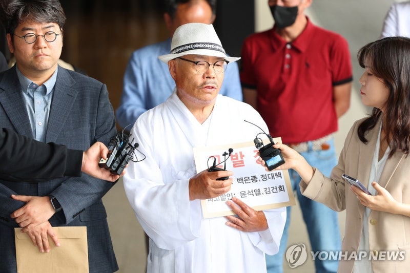 '김<b>여사</b> 명품백 고발' <b>백은종</b> 검찰 출석…"원본 영상 등 제출"