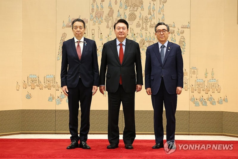 윤석열 <b>대통령</b>, 미즈시마 고이치 주한 일본<b>대사</b>와 <b>기념촬영</b>