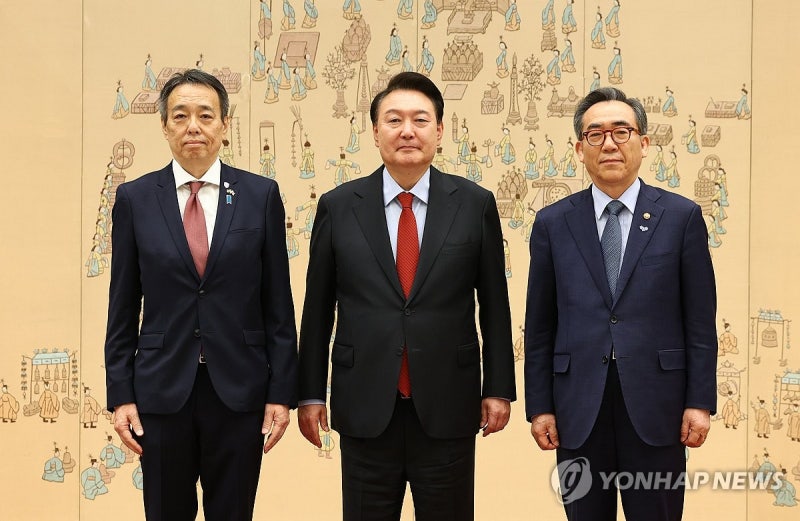 윤석열 <b>대통령</b>, 미즈시마 고이치 주한 일본<b>대사</b>와 <b>기념촬영</b>