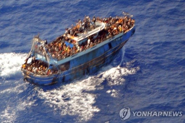 그리스 해안경비대에 의해 포착된 침몰하기 전의 난민선 모습
[로이터 연합뉴스 자료사진. 재판매 및 DB 금지] 