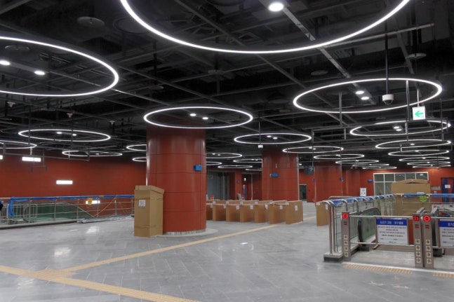 Amsa Park Station concourse
[Provided by Seoul City. Redistribution and DB prohibited]