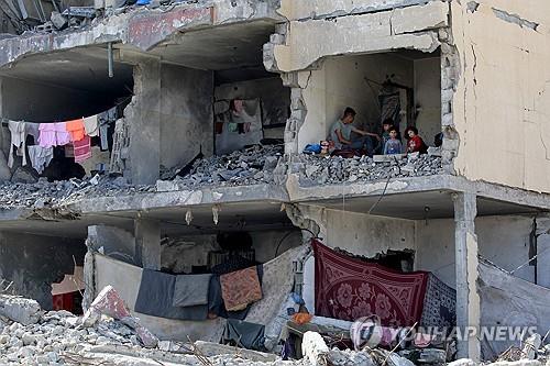 라파의 파괴된 건물에 있는 피란민 모습
[AFP=연합뉴스 자료사진. 재판매 및 DB 금지] 
