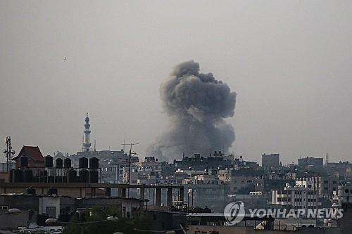 이스라엘군의 폭격으로 라파 동부에서 피어오르는 연기
[AFP=연합뉴스 자료사진. 재판매 및 DB 금지]