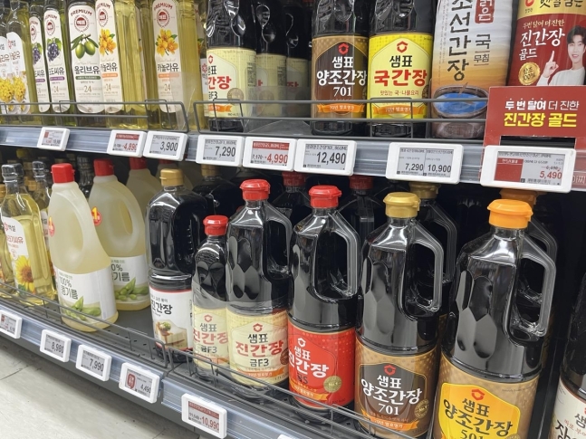 24日スーパーマーケットに陳列したSampyo食品醤油
[撮影ギムユング]