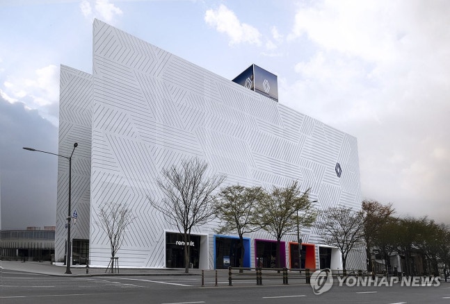 Renault Korea to Continuously Run 'Play Renault' Brand Campaign Throughout the Year
(Seoul=Yonhap News) Renault Korea announced on the 24th that it is conducting the 'Play Renault' brand campaign targeting weekend visitors at the Renault Seongsoo showroom in Seongsu-dong, Seoul. The photo is Renault Korea's flagship store 'Renault Seongsoo'. May 24, 2024 [Provided by Renault Korea. Redistribution and DB prohibited]