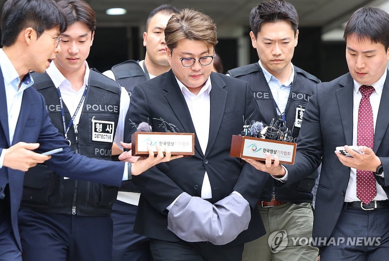<b>김호중</b> 50분 <b>구속심사</b> 종료…포승줄 묶인 채 유치장으로(종합2보)