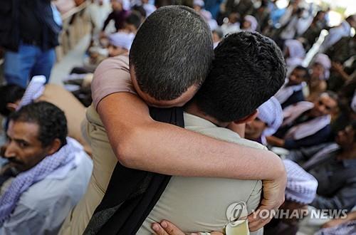 후티 반군이 석방한 수감자가 가족과 재회하는 모습
[로이터 연합뉴스 자료 사진]
