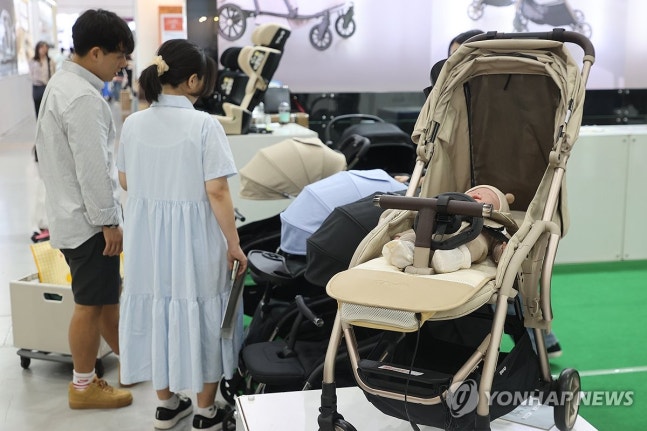 All baby products in one place
(Seoul=Yonhap News) Reporter Ryu Hyo-rim = Visitors looking at baby products at the overseas Kobe Baby Fair held at COEX in Samseong-dong, Gangnam-gu, Seoul on the 28th. 2024.4.28 ryousanta@yna.co.kr