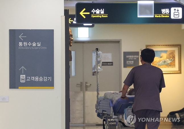 '수술실 향해' (서울=연합뉴스) 김성민 기자