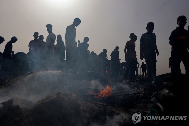 이스라엘군의 공습으로 수십명이 사망한 가자 최남단 도시 라파의 난민촌에 주민들이 모여 있다.
[AFP 연합뉴스 자료사진 재판매 및 DB 금지]