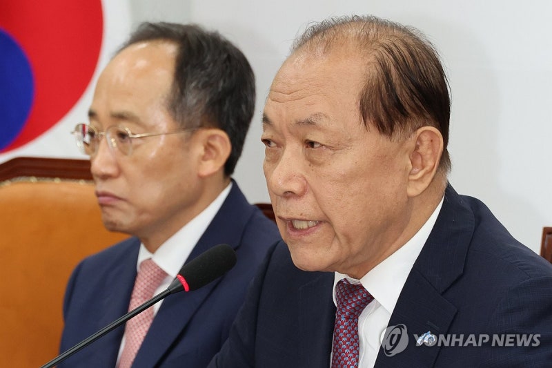 <b>황우여</b>, '尹 <b>탈당설</b>'에 "<b>대통령</b> 만나면 꿈도 꾸지 마시라 할 것"