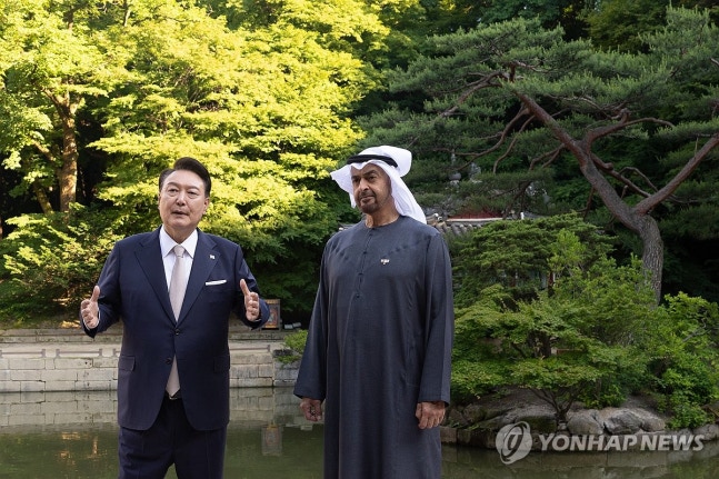 President Yoon Suk-yeol takes a walk with President Muhammad of the UAE at Changdeokgung Palace
(Seoul=Yonhap News) by Hong Hai-in, President Yoon Suk-yeol walks with President Muhammad bin Zayed Al Nahyan of the United Arab Emirates (UAE) at Changdeokgung Palace in Jongno-gu, Seoul on the 28th. They are on a friendly walk as part of a scheduled visit. 2024.5.28 [Provided by Presidential Office. Redistribution and DB prohibition] hihong@yna.co.kr
