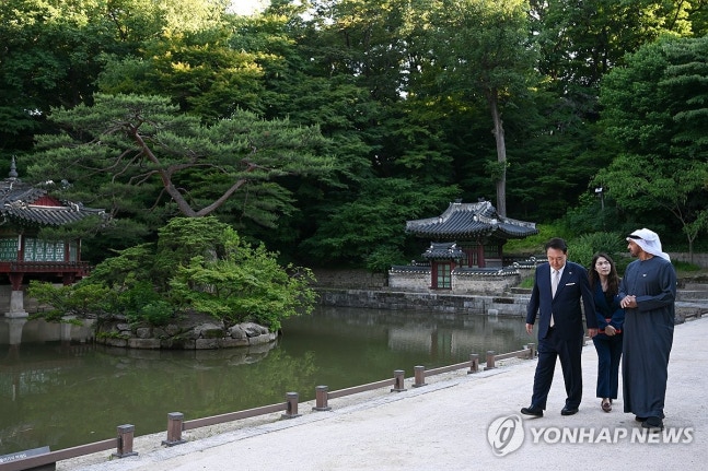 President Yoon Suk-yeol taking a walk with President Muhammad of the UAE at Changdeokgung Palace
(Seoul=Yonhap News) by Hong Hai-in, President Yoon Suk-yeol takes a walk with President Muhammad bin Zayed Al Nahyan of the United Arab Emirates (UAE) at Changdeokgung Palace in Jongno-gu, Seoul on the 28th. They are on a friendly walk as part of a scheduled visit. 2024.5.28 [Provided by Presidential Office. Redistribution and DB prohibition] hihong@yna.co.kr